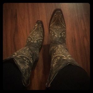 Grey crackle bone embroidered BUCKLE store boots💗